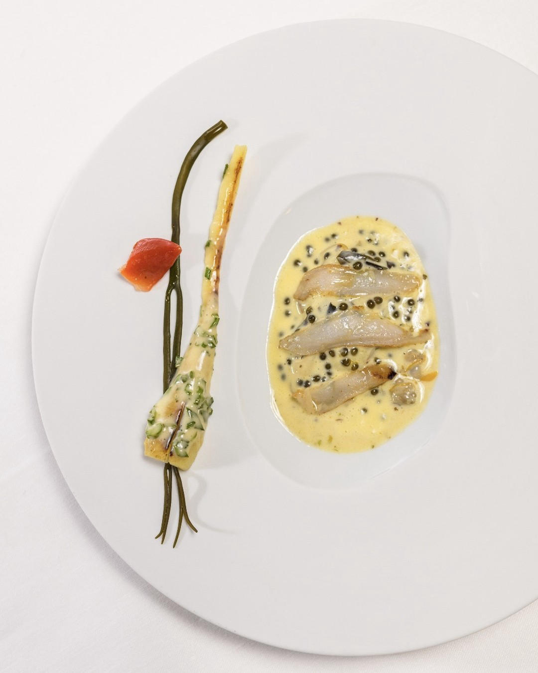 image  1 Ormeau, vernis, coques et couteaux liés d’un jus iodé au caviar osciètre, panais Roy, algues sauvage
